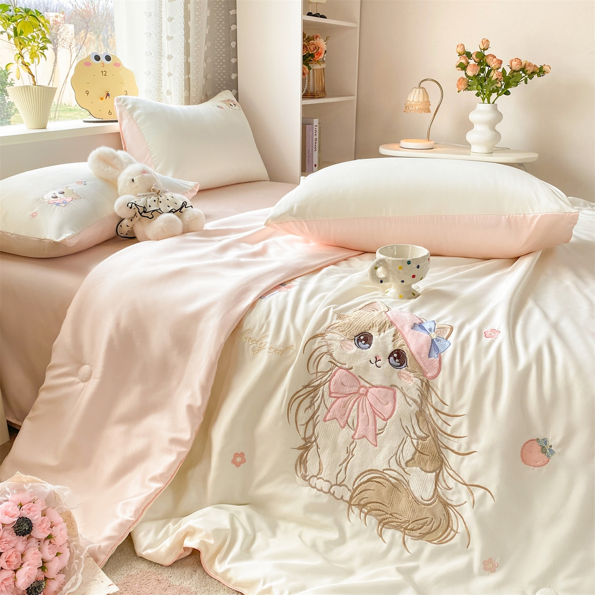 91家纺网 家纺一手货源 找家纺 绒棉世家 2026新款水洗天丝冰天丝专版贴布绣夏被四件套系列 白色布偶猫