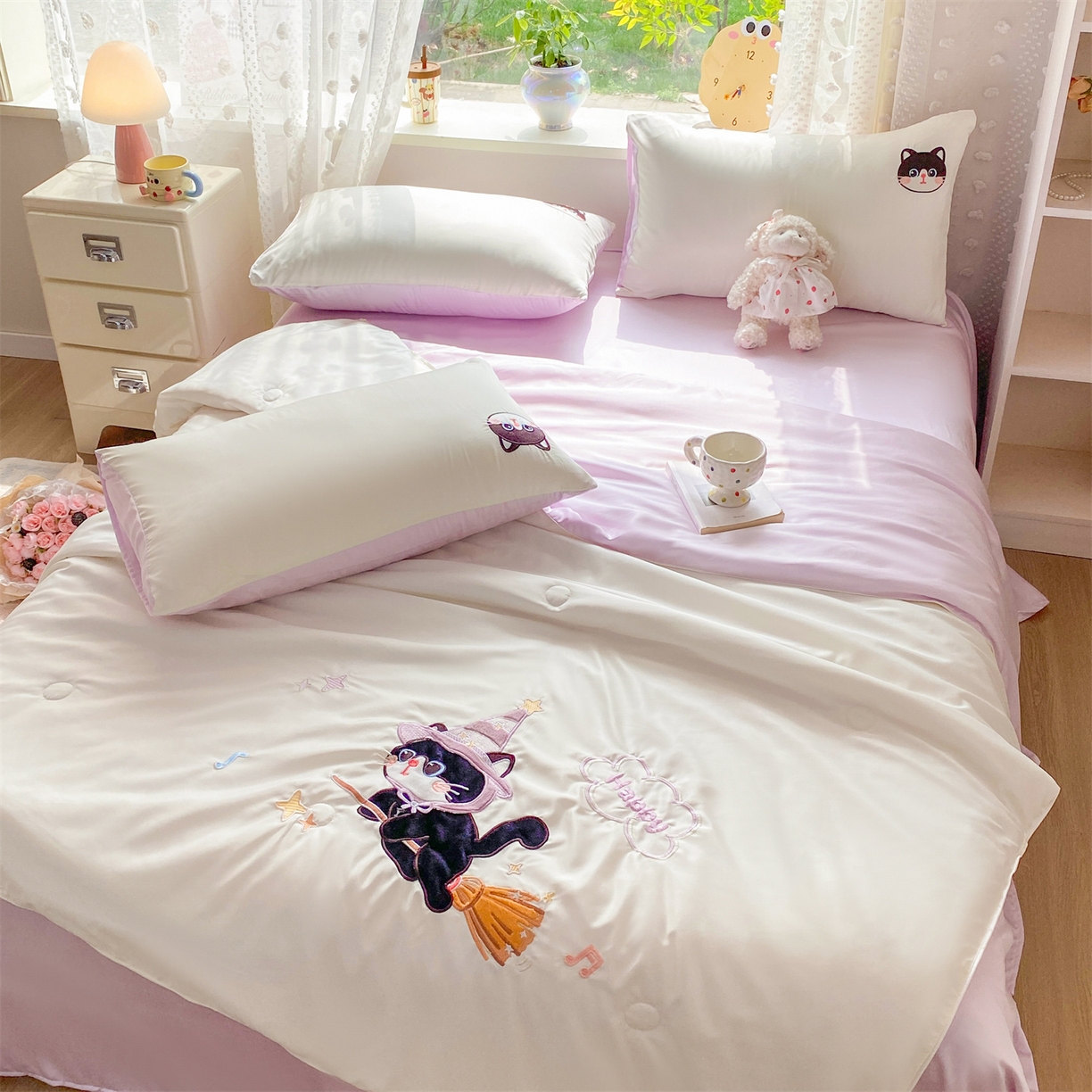 91家纺网 家纺一手货源 找家纺 绒棉世家 2026新款水洗天丝冰天丝专版贴布绣夏被四件套系列 魔法猫