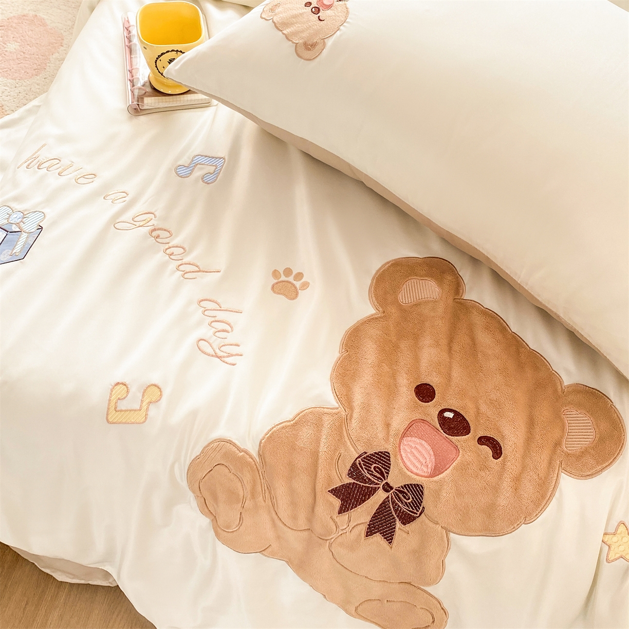 91家纺网 家纺一手货源 找家纺 绒棉世家 2026新款水洗天丝冰天丝专版贴布绣夏被四件套系列 绅士小熊