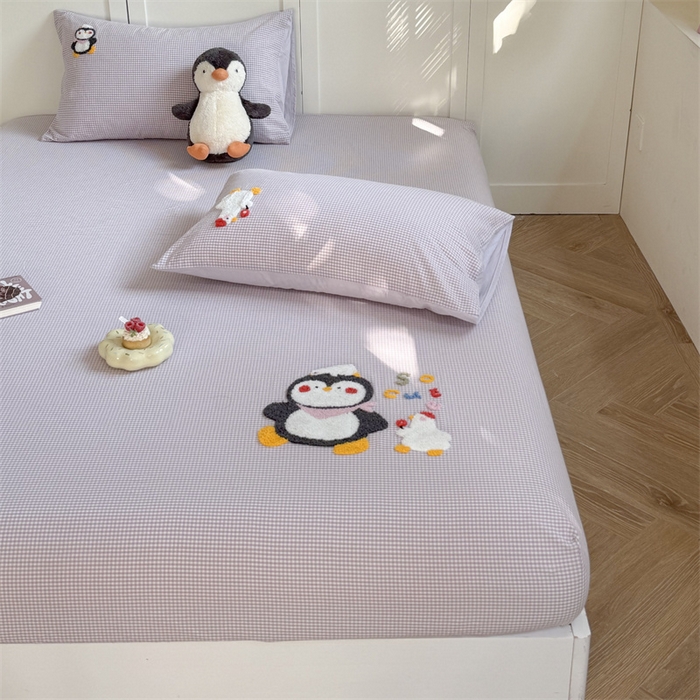 91家纺网 家纺一手货源 找家纺 暖生活 2026新款全棉纯棉色织水洗棉毛巾绣床笠三件套 小企鹅