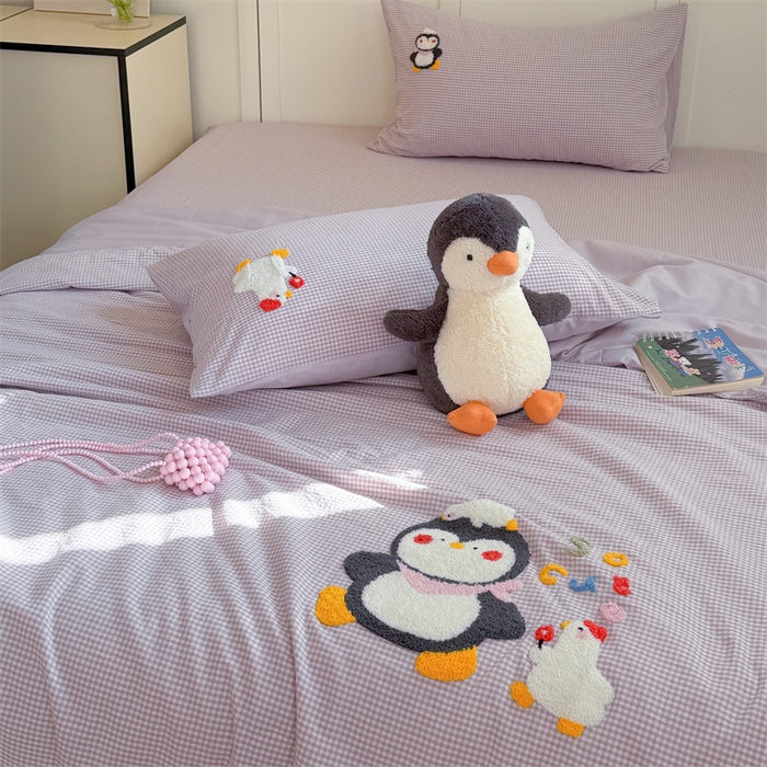 91家纺网 家纺一手货源 找家纺 暖生活 2026新款全棉纯棉色织水洗棉毛巾绣床笠三件套 小企鹅