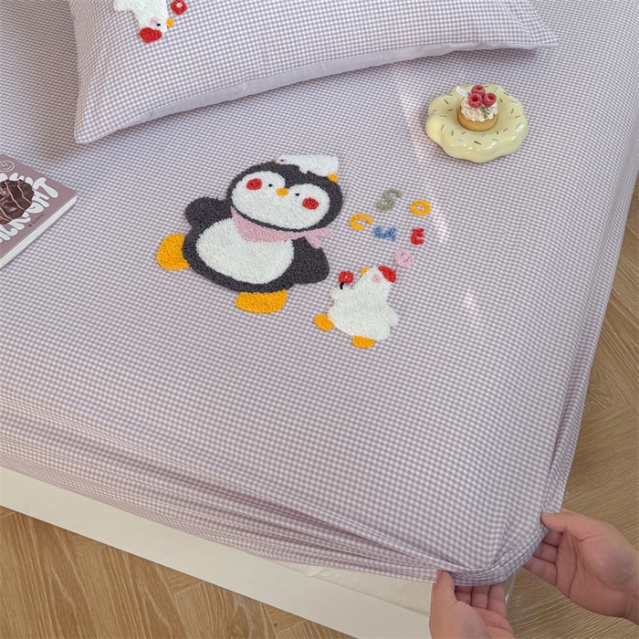 91家纺网 家纺一手货源 找家纺 暖生活 2026新款全棉纯棉色织水洗棉毛巾绣床笠三件套 小企鹅