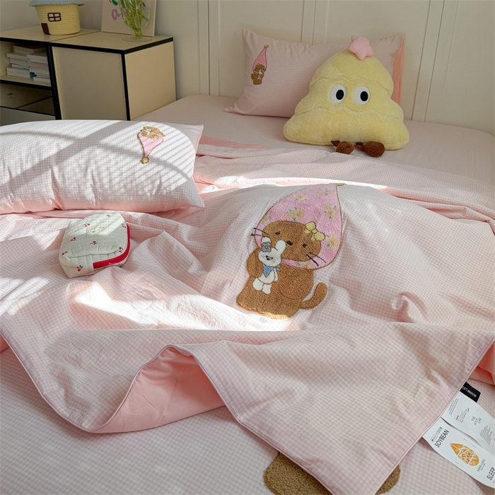 91家纺网 家纺一手货源 找家纺 暖生活 2026新款全棉纯棉色织水洗棉毛巾绣床笠三件套 KT日记