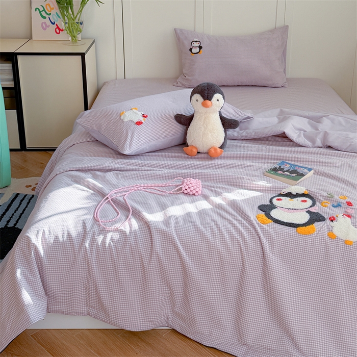 91家纺网 家纺一手货源 找家纺 暖生活 2026新款全棉纯棉色织水洗棉毛巾绣床笠三件套 小企鹅