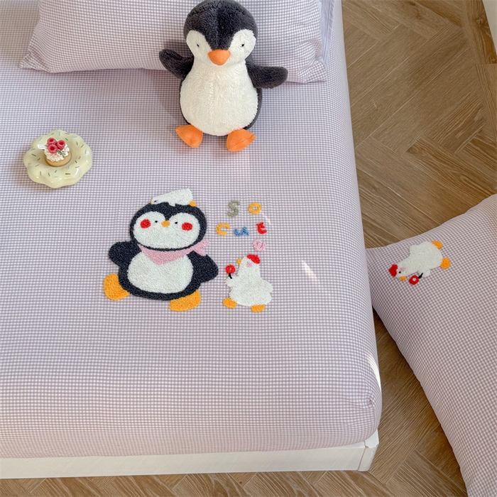 91家纺网 家纺一手货源 找家纺 暖生活 2026新款全棉纯棉色织水洗棉毛巾绣床笠三件套 小企鹅