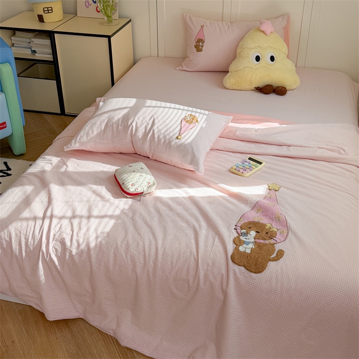 91家纺网 家纺一手货源 找家纺 暖生活 2026新款全棉纯棉色织水洗棉毛巾绣床笠三件套 KT日记