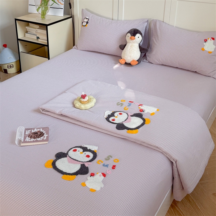 91家纺网 家纺一手货源 找家纺 暖生活 2026新款全棉纯棉色织水洗棉毛巾绣床笠三件套 小企鹅