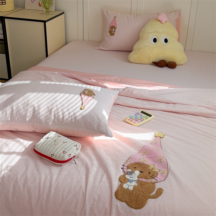 91家纺网 家纺一手货源 找家纺 暖生活 2026新款全棉纯棉色织水洗棉毛巾绣床笠三件套 KT日记