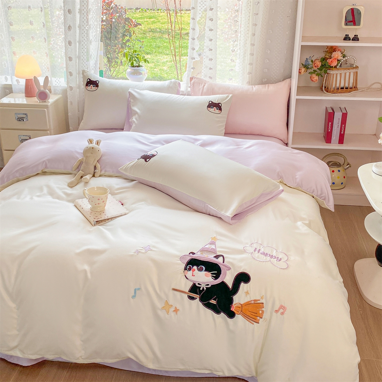 91家纺网 家纺一手货源 找家纺 绒棉世家 2026新款水洗真丝天丝专版贴布绣四件套 魔法猫