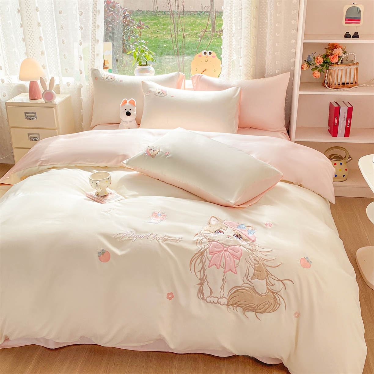 91家纺网 家纺一手货源 找家纺 绒棉世家 2026新款水洗真丝天丝专版贴布绣四件套 白色布偶猫