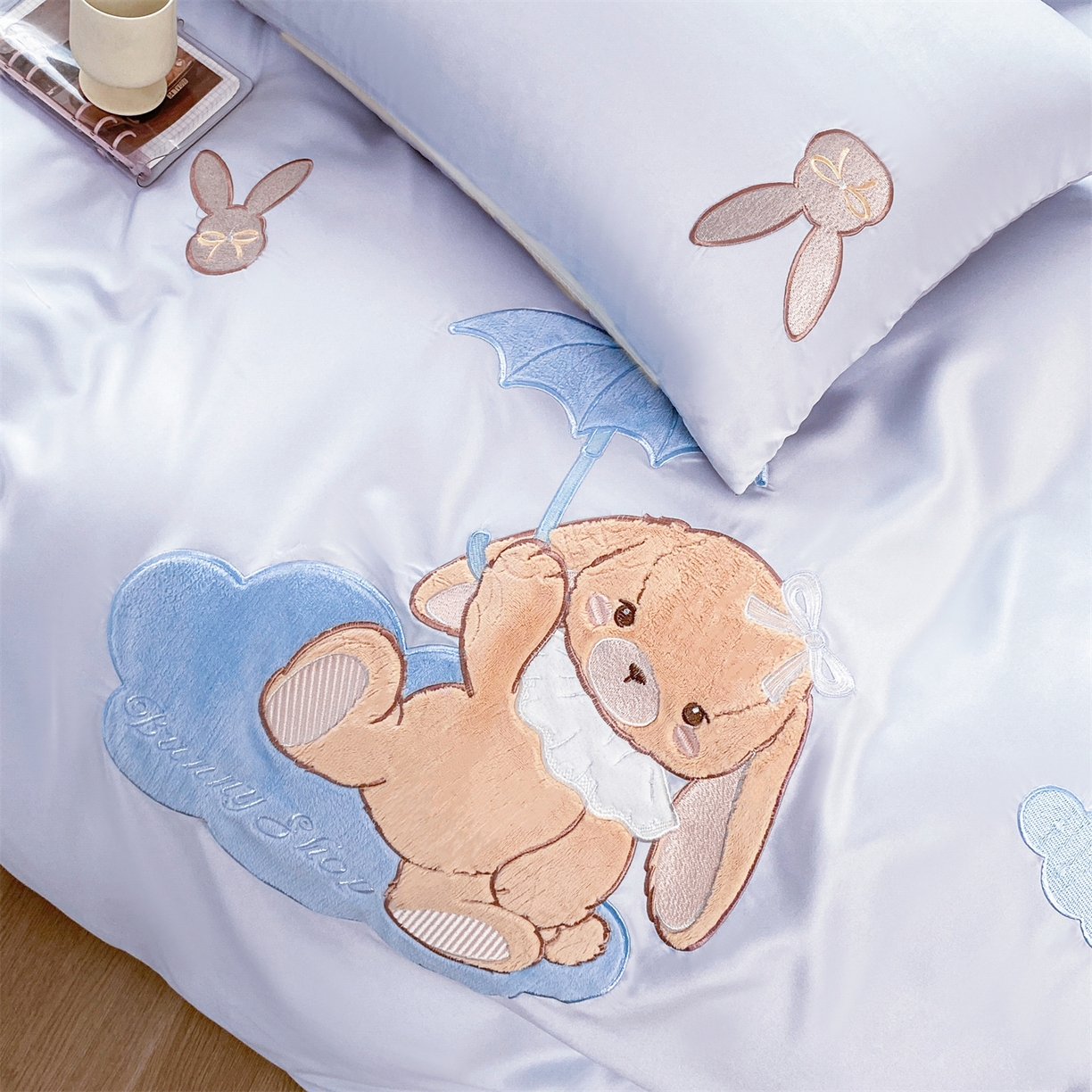 91家纺网 家纺一手货源 找家纺 绒棉世家 2026新款水洗真丝天丝专版贴布绣四件套 奶蓝兔仔