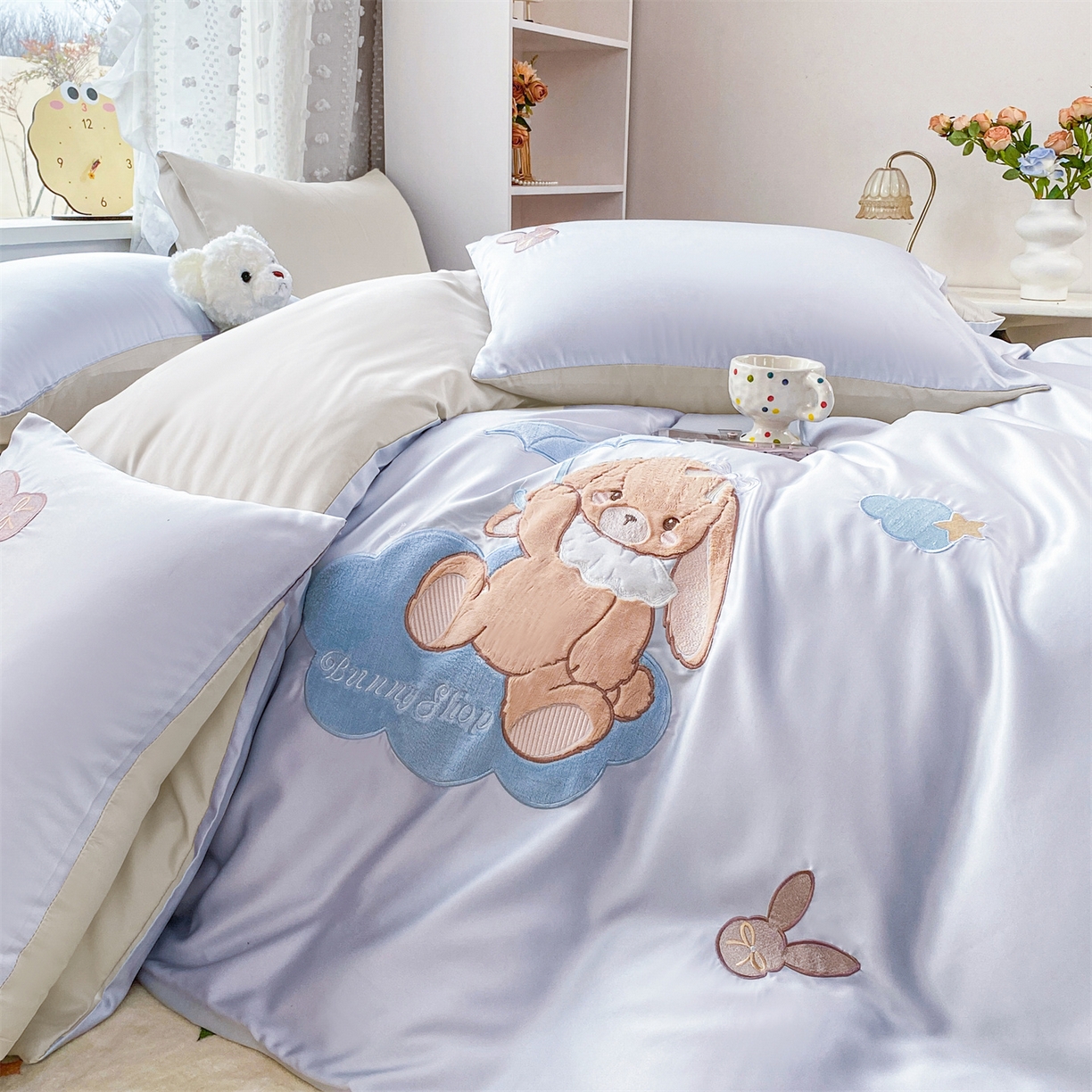 91家纺网 家纺一手货源 找家纺 绒棉世家 2026新款水洗真丝天丝专版贴布绣四件套 奶蓝兔仔