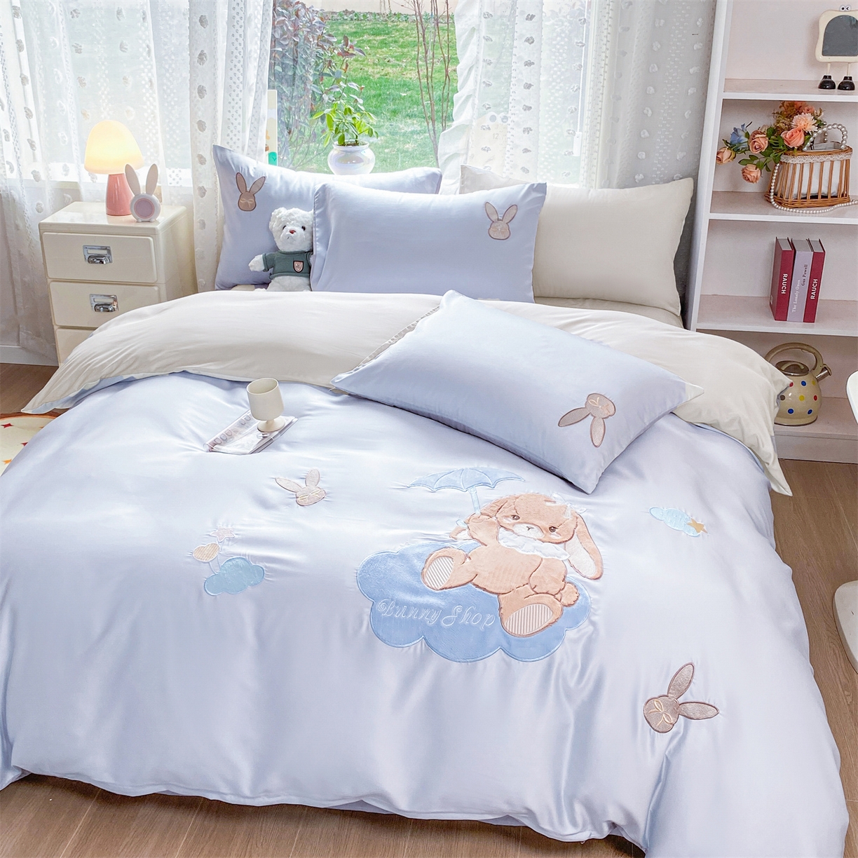 91家纺网 家纺一手货源 找家纺 绒棉世家 2026新款水洗真丝天丝专版贴布绣四件套 奶蓝兔仔