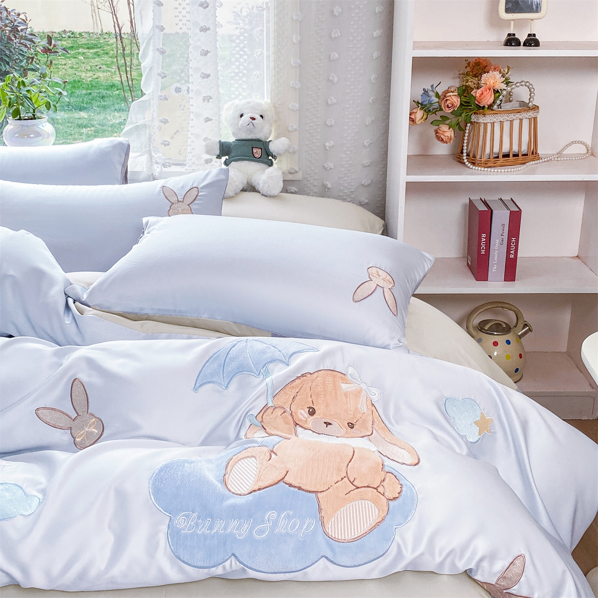 91家纺网 家纺一手货源 找家纺 绒棉世家 2026新款水洗真丝天丝专版贴布绣四件套 奶蓝兔仔