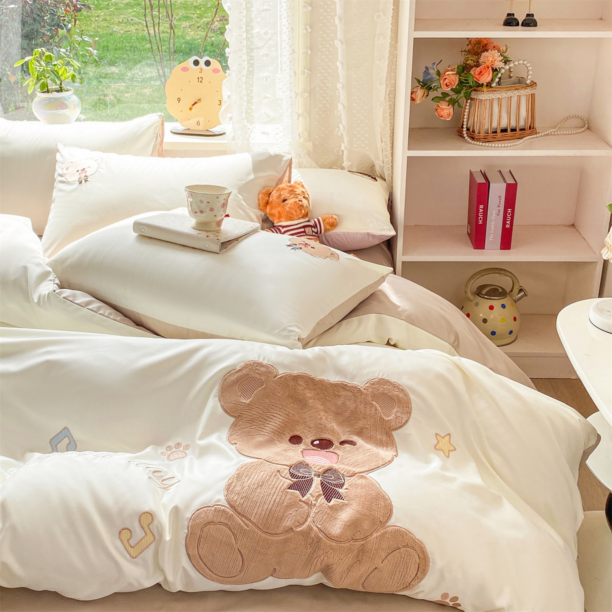 91家纺网 家纺一手货源 找家纺 绒棉世家 2026新款水洗真丝天丝专版贴布绣四件套 绅士小熊