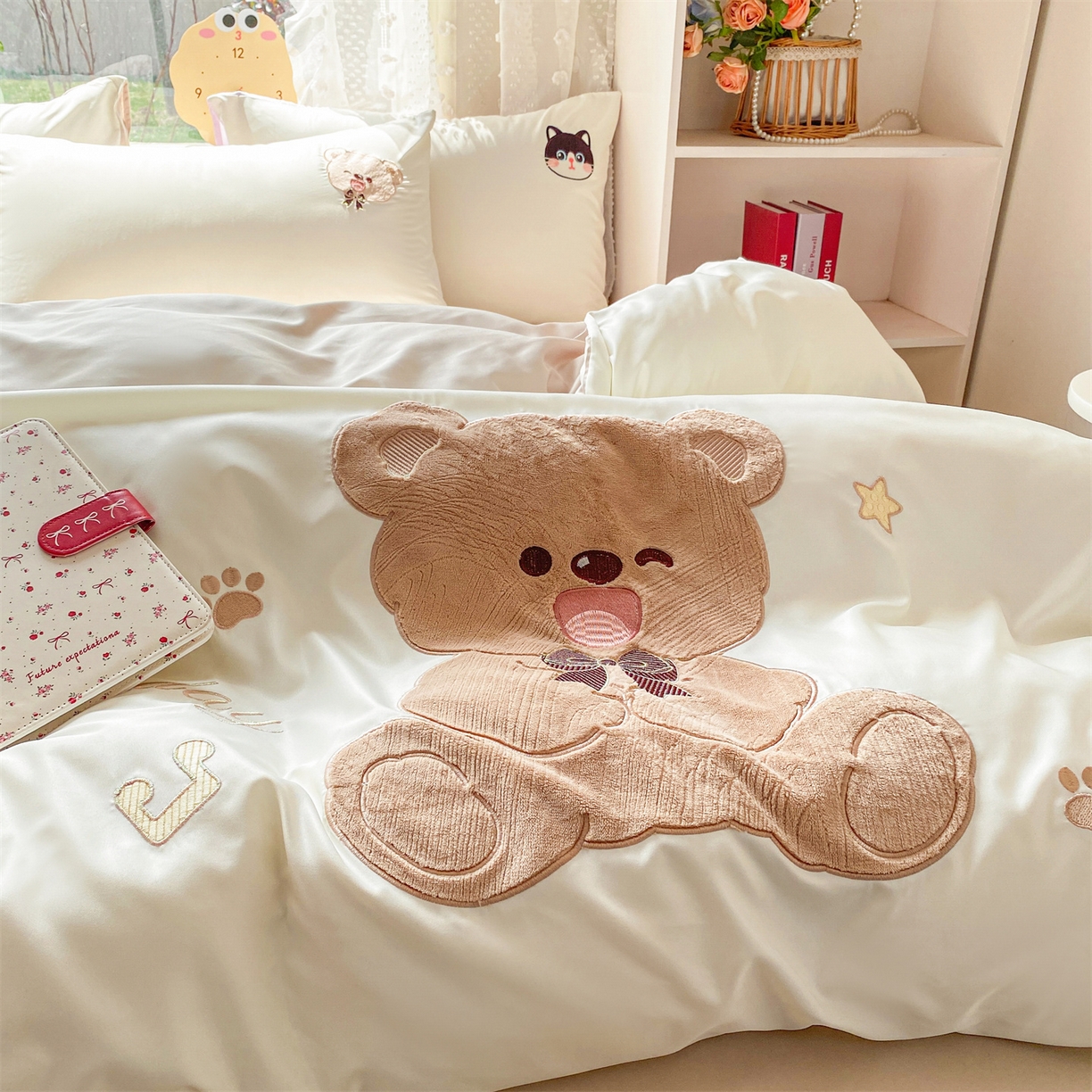 91家纺网 家纺一手货源 找家纺 绒棉世家 2026新款水洗真丝天丝专版贴布绣四件套 绅士小熊