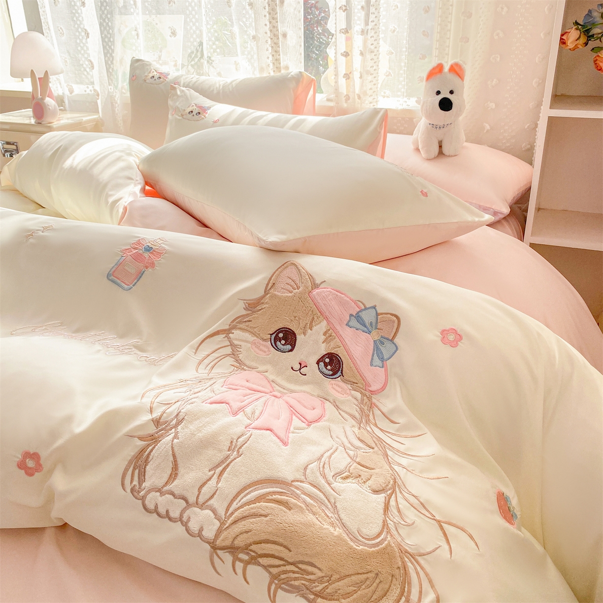 91家纺网 家纺一手货源 找家纺 绒棉世家 2026新款水洗真丝天丝专版贴布绣四件套 白色布偶猫