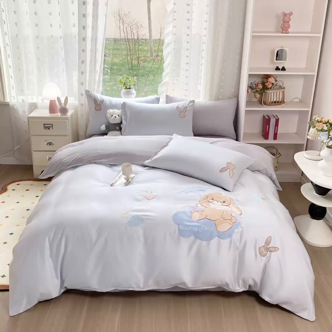 91家纺网 家纺一手货源 找家纺 绒棉世家 2026新款水洗真丝天丝专版贴布绣四件套 奶蓝兔仔