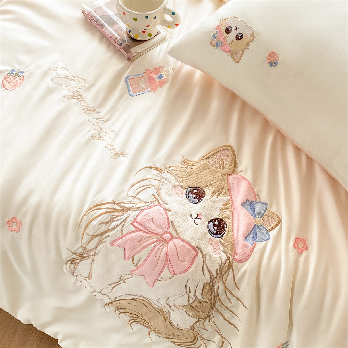 91家纺网 家纺一手货源 找家纺 优贝家纺 2026新款水洗天丝冰天丝专版贴布绣夏被四件套系列 白色布偶猫