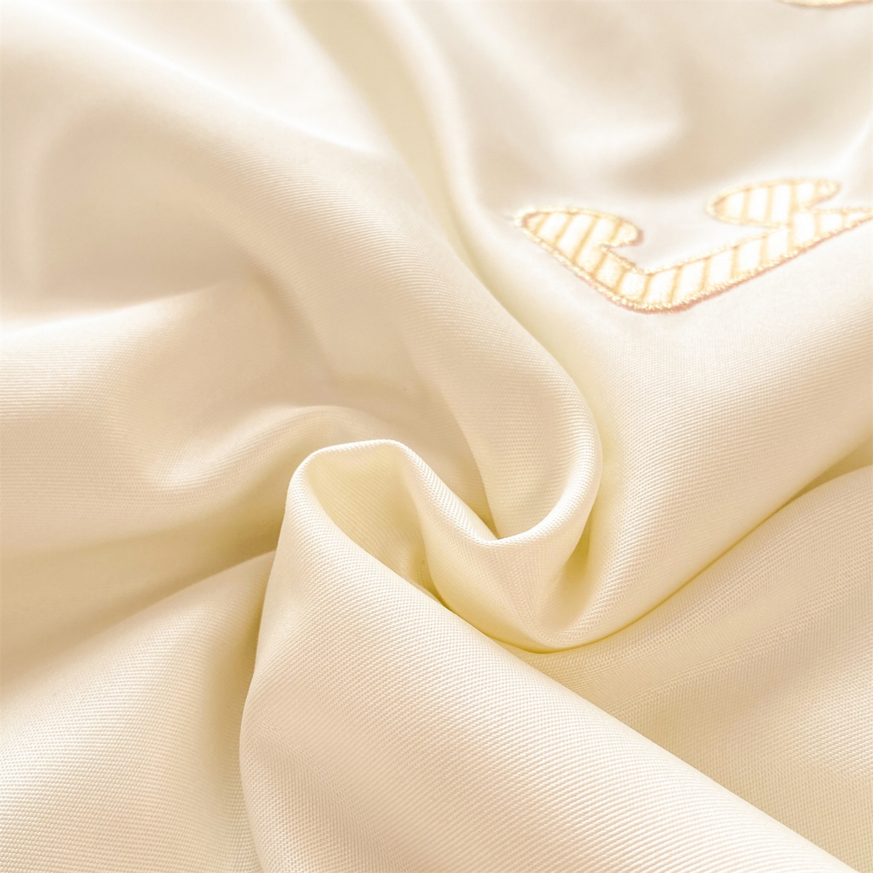 91家纺网 家纺一手货源 找家纺 优贝家纺 2026新款水洗天丝冰天丝专版贴布绣夏被四件套系列 绅士小熊