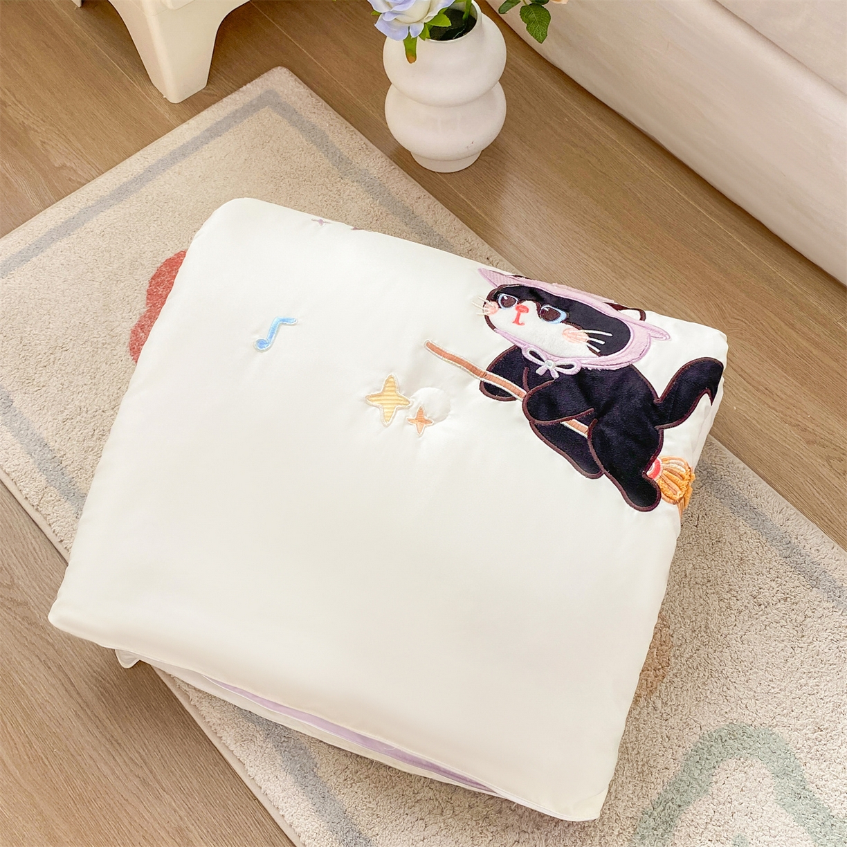 91家纺网 家纺一手货源 找家纺 优贝家纺 2026新款水洗天丝冰天丝专版贴布绣夏被四件套系列 魔法猫