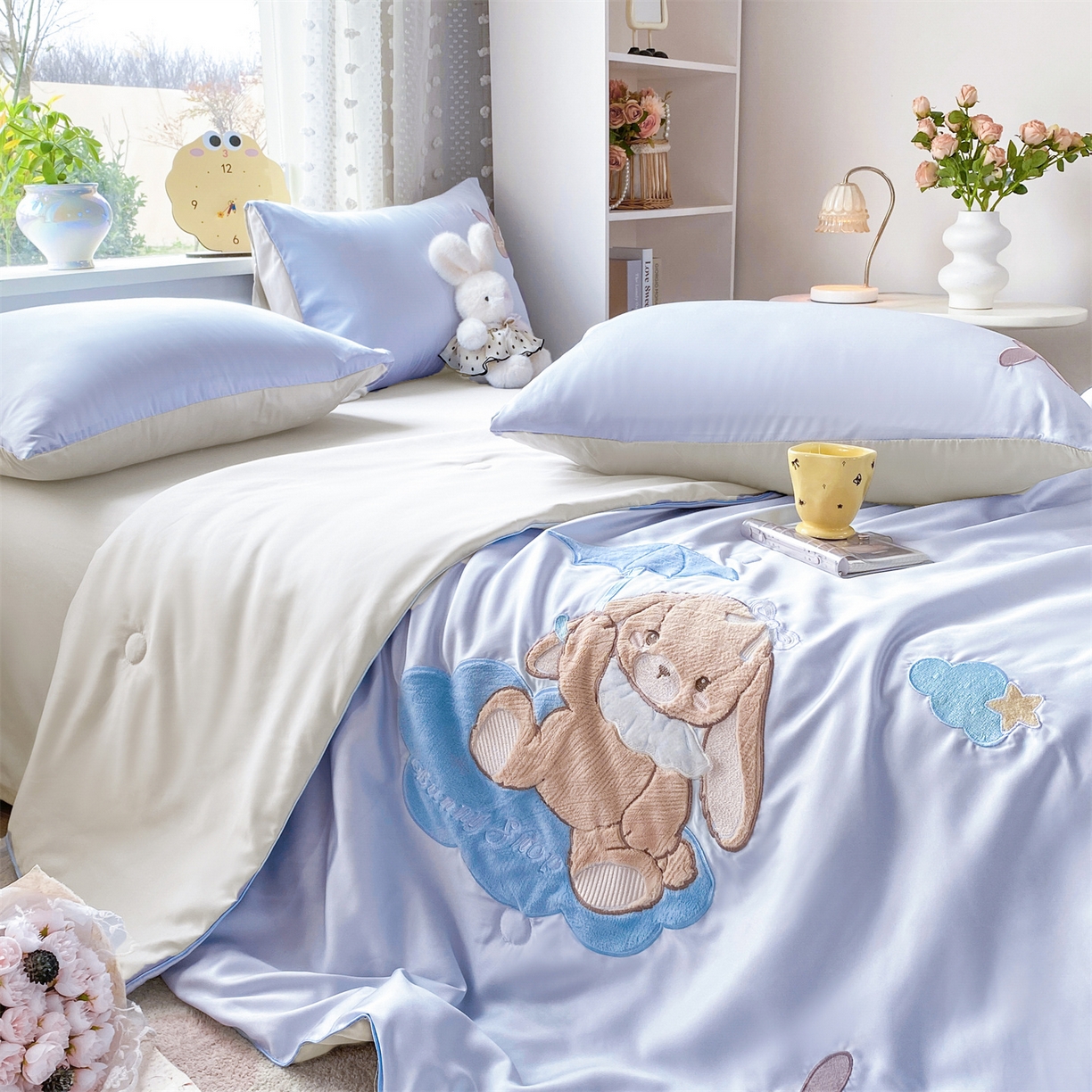 91家纺网 家纺一手货源 找家纺 优贝家纺 2026新款水洗天丝冰天丝专版贴布绣夏被四件套系列 奶蓝兔仔