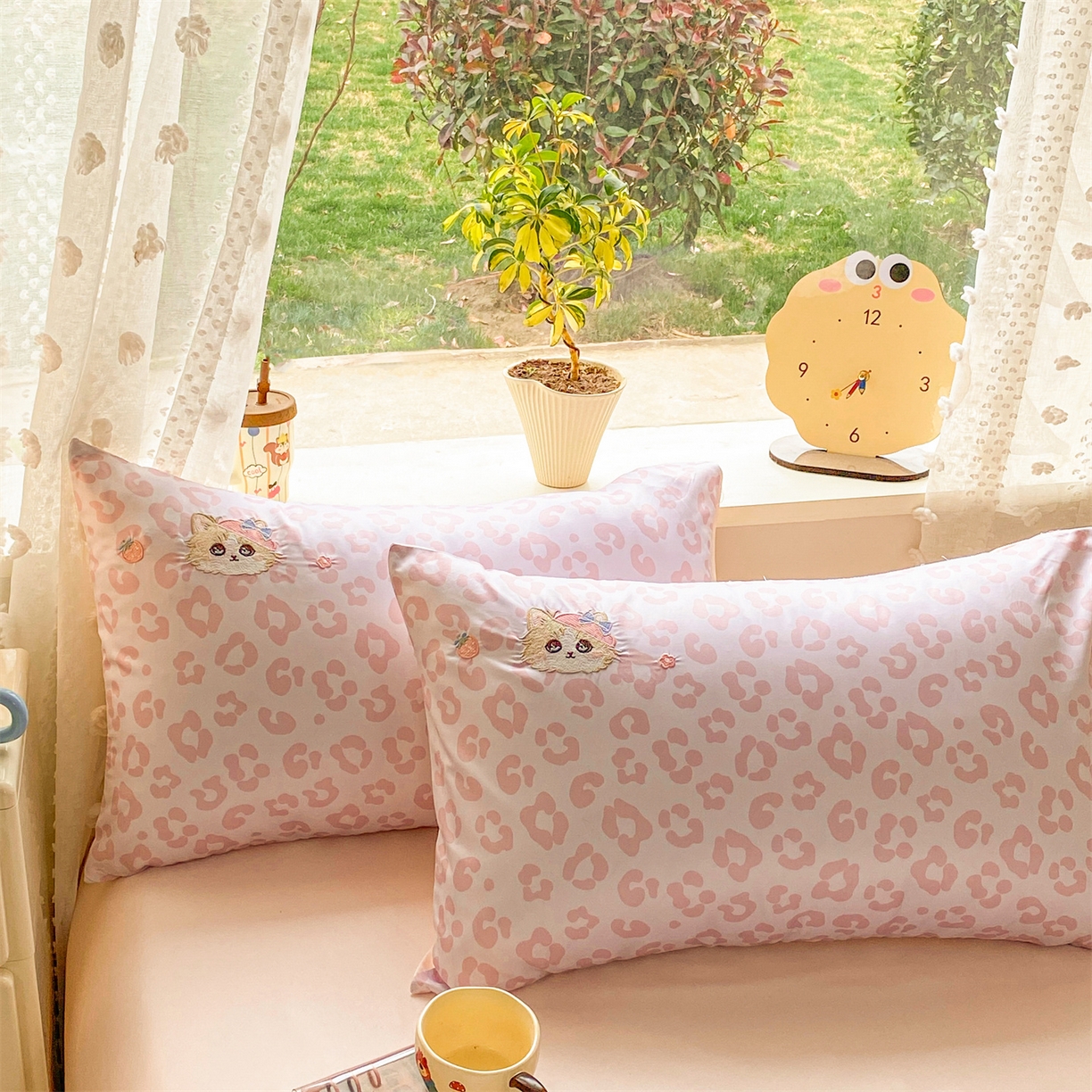 91家纺网 家纺一手货源 找家纺 优贝家纺 2026新款水洗天丝冰天丝专版贴布绣夏被四件套系列 粉色布偶猫