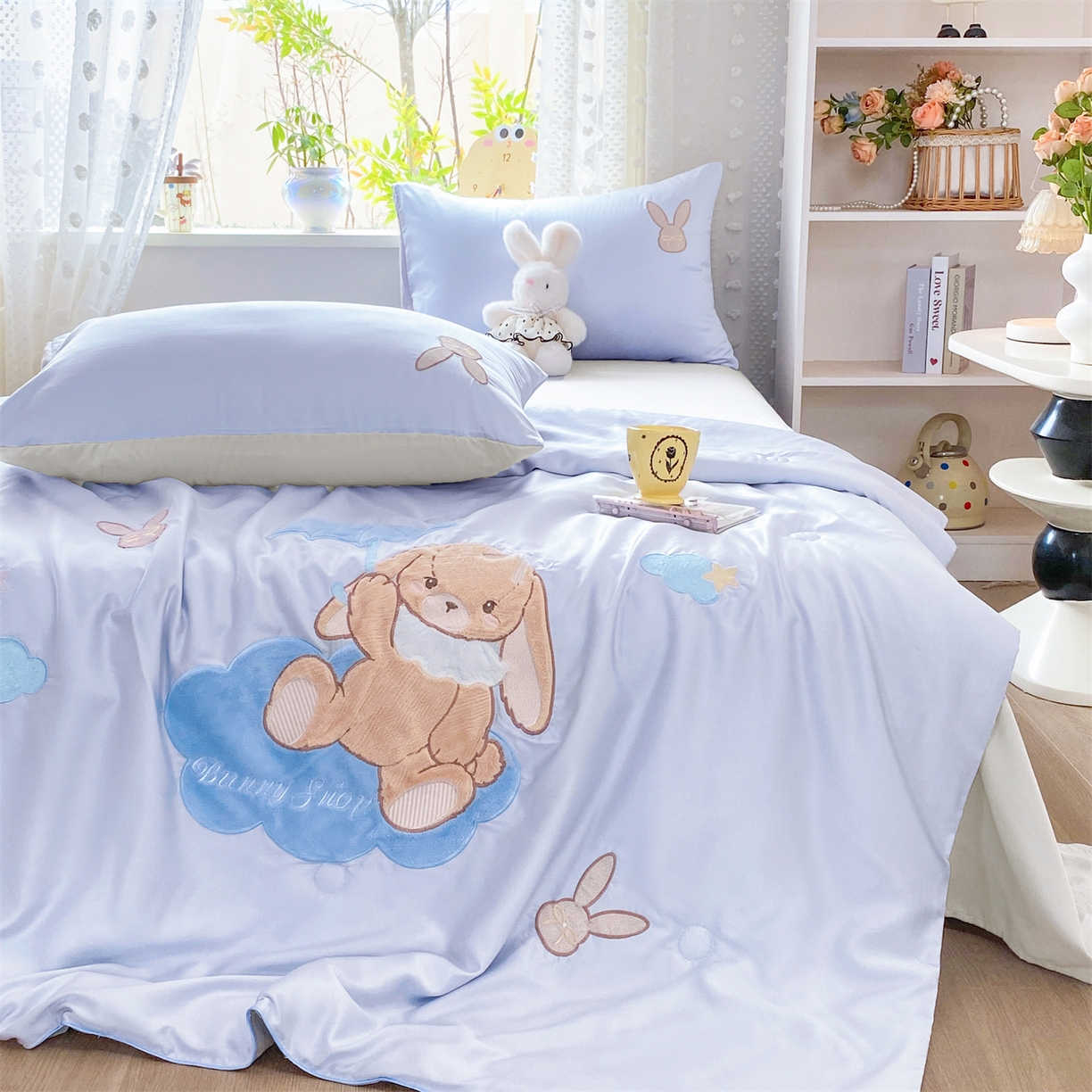 91家纺网 家纺一手货源 找家纺 优贝家纺 2026新款水洗天丝冰天丝专版贴布绣夏被四件套系列 奶蓝兔仔