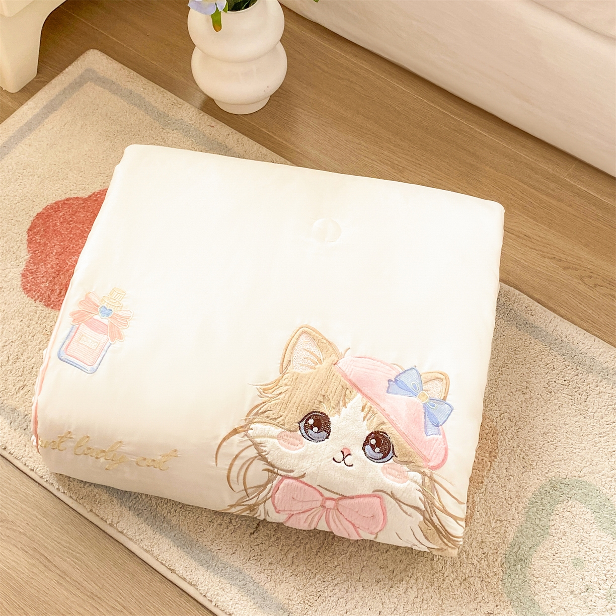 91家纺网 家纺一手货源 找家纺 优贝家纺 2026新款水洗天丝冰天丝专版贴布绣夏被四件套系列 白色布偶猫