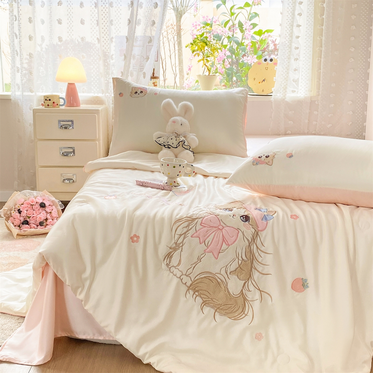 91家纺网 家纺一手货源 找家纺 优贝家纺 2026新款水洗天丝冰天丝专版贴布绣夏被四件套系列 白色布偶猫