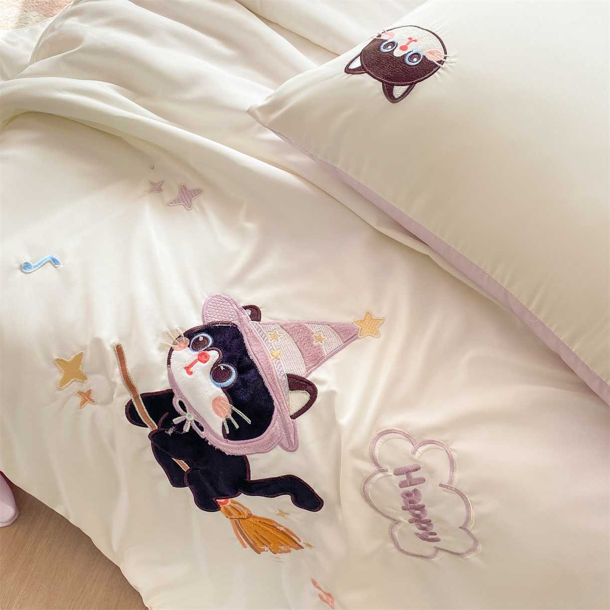 91家纺网 家纺一手货源 找家纺 优贝家纺 2026新款水洗天丝冰天丝专版贴布绣夏被四件套系列 魔法猫