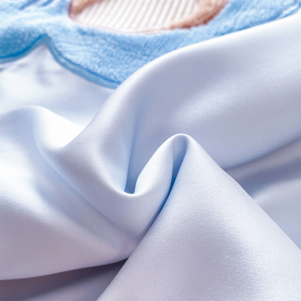 91家纺网 家纺一手货源 找家纺 优贝家纺 2026新款水洗天丝冰天丝专版贴布绣夏被四件套系列 奶蓝兔仔