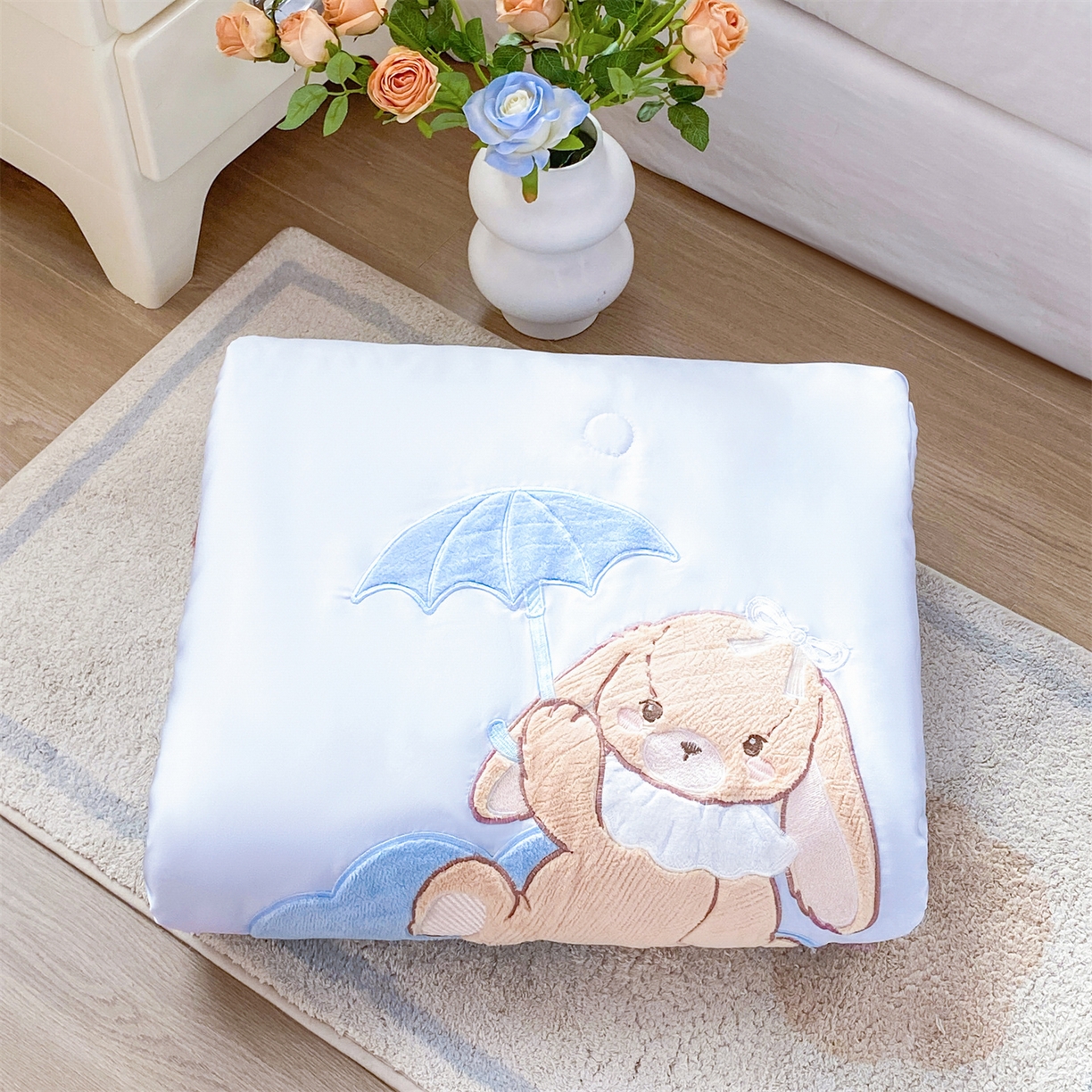 91家纺网 家纺一手货源 找家纺 优贝家纺 2026新款水洗天丝冰天丝专版贴布绣夏被四件套系列 奶蓝兔仔