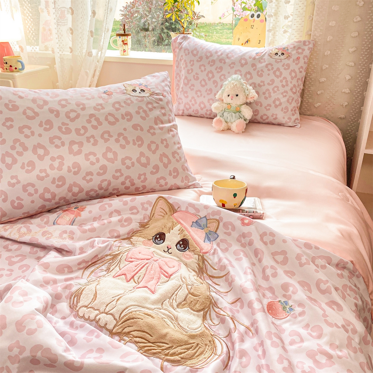 91家纺网 家纺一手货源 找家纺 优贝家纺 2026新款水洗天丝冰天丝专版贴布绣夏被四件套系列 粉色布偶猫
