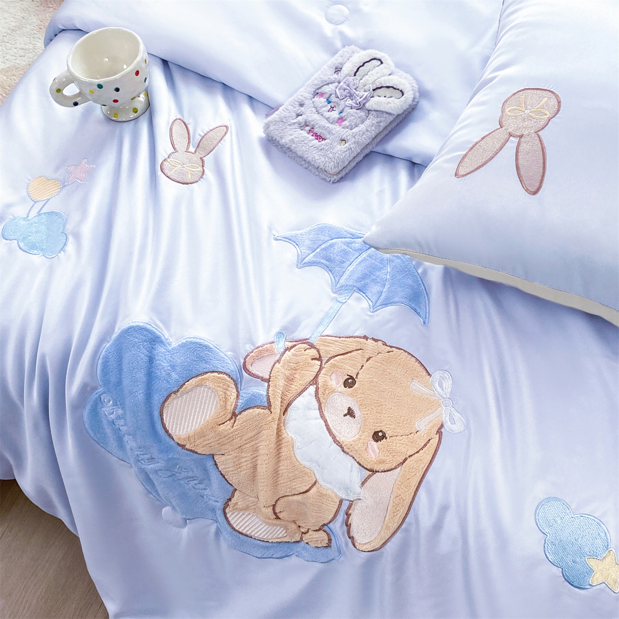 91家纺网 家纺一手货源 找家纺 优贝家纺 2026新款水洗天丝冰天丝专版贴布绣夏被四件套系列 奶蓝兔仔