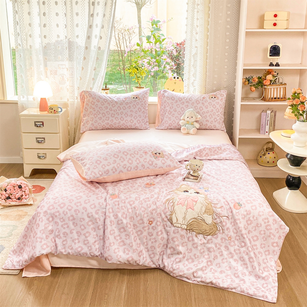 91家纺网 家纺一手货源 找家纺 优贝家纺 2026新款水洗天丝冰天丝专版贴布绣夏被四件套系列 粉色布偶猫