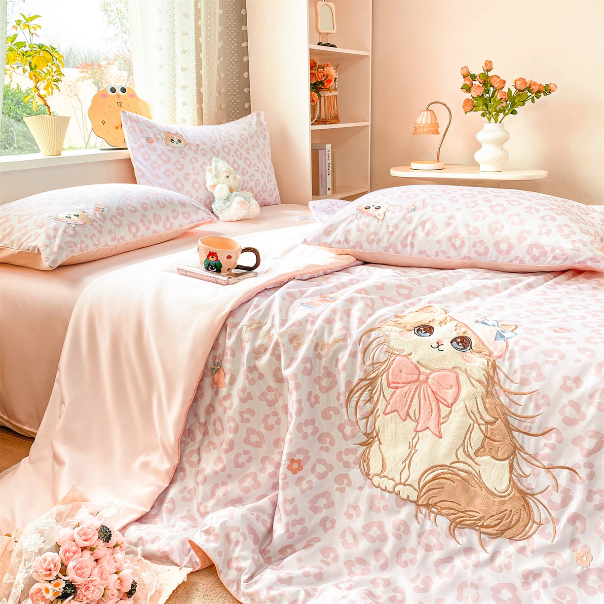 91家纺网 家纺一手货源 找家纺 优贝家纺 2026新款水洗天丝冰天丝专版贴布绣夏被四件套系列 粉色布偶猫