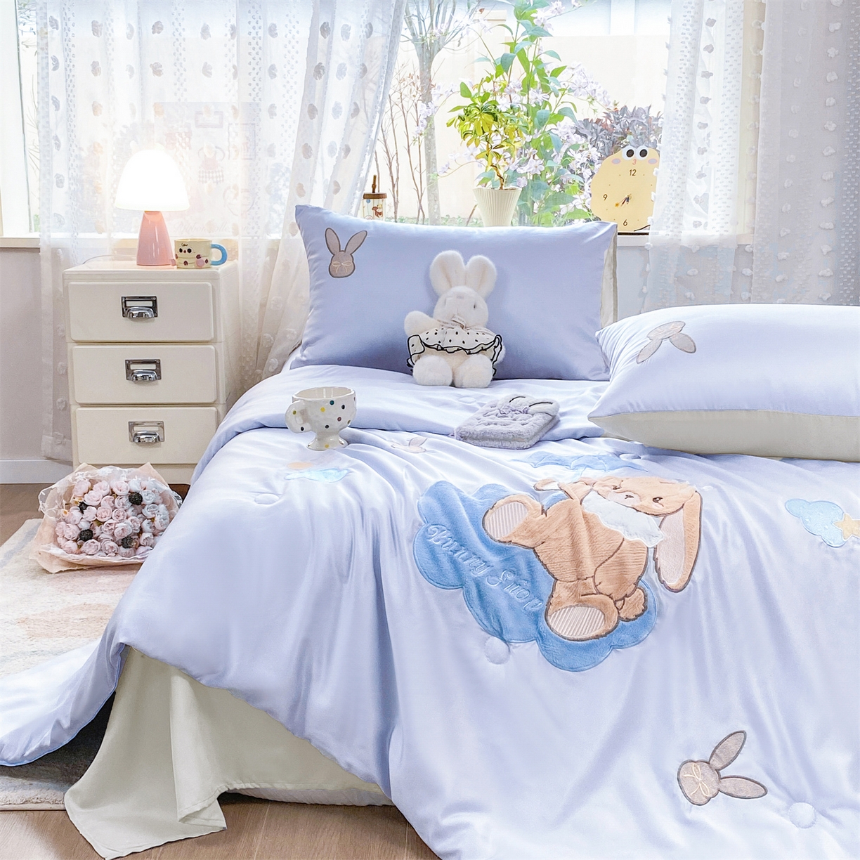 91家纺网 家纺一手货源 找家纺 优贝家纺 2026新款水洗天丝冰天丝专版贴布绣夏被四件套系列 奶蓝兔仔