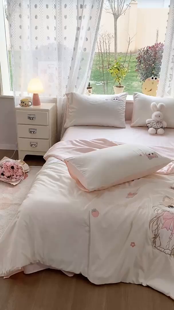 91家纺网 家纺一手货源 找家纺 优贝家纺 2026新款水洗天丝冰天丝专版贴布绣夏被四件套系列 白色布偶猫