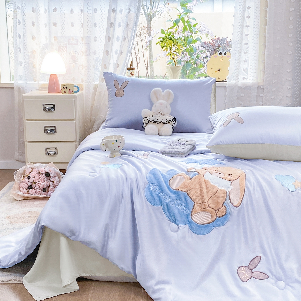 91家纺网 家纺一手货源 找家纺 优贝家纺 2026新款水洗天丝冰天丝专版贴布绣夏被四件套系列 奶蓝兔仔