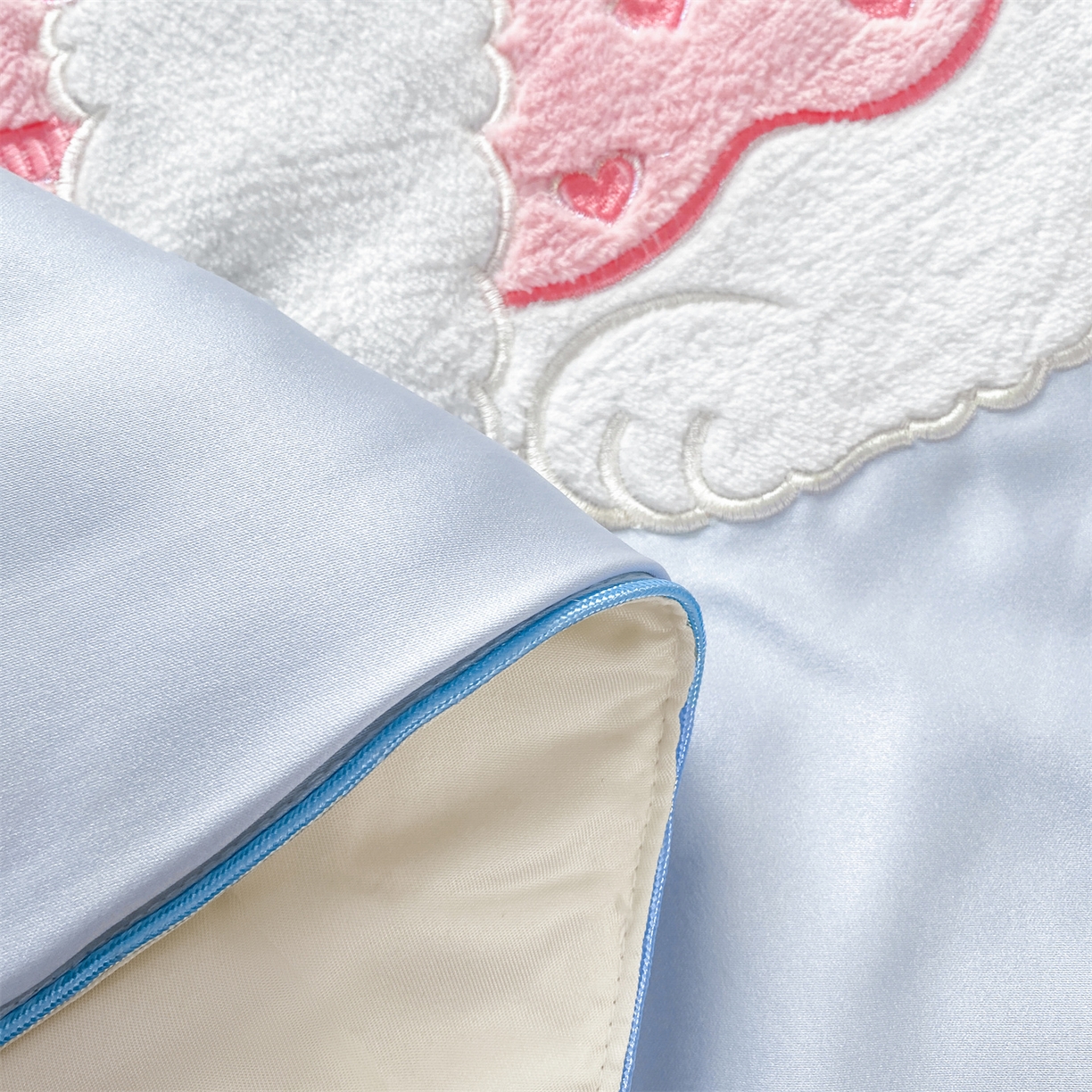 91家纺网 家纺一手货源 找家纺 优贝家纺 2026新款水洗天丝冰天丝专版贴布绣夏被四件套系列 泡芙奶狗