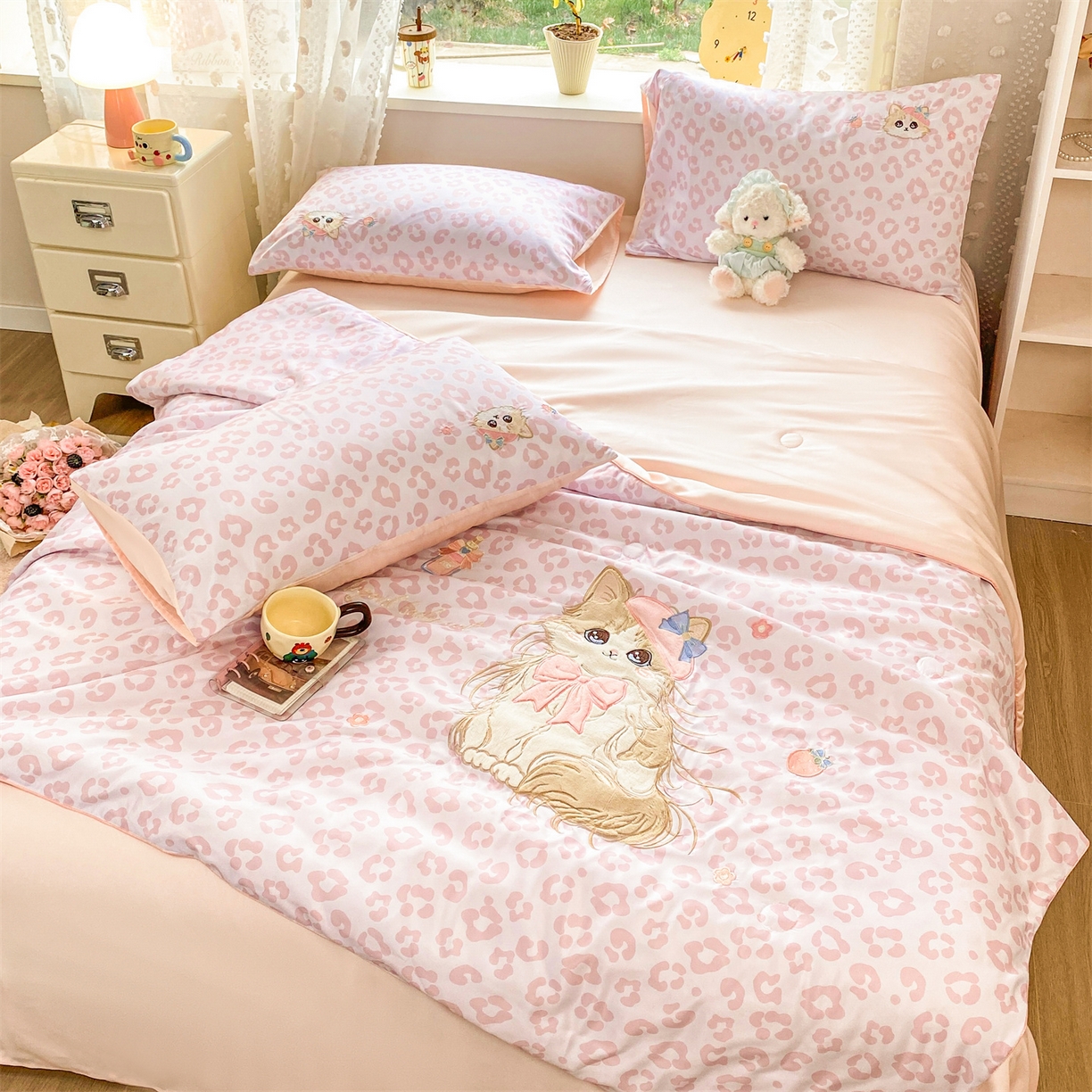 91家纺网 家纺一手货源 找家纺 优贝家纺 2026新款水洗天丝冰天丝专版贴布绣夏被四件套系列 粉色布偶猫