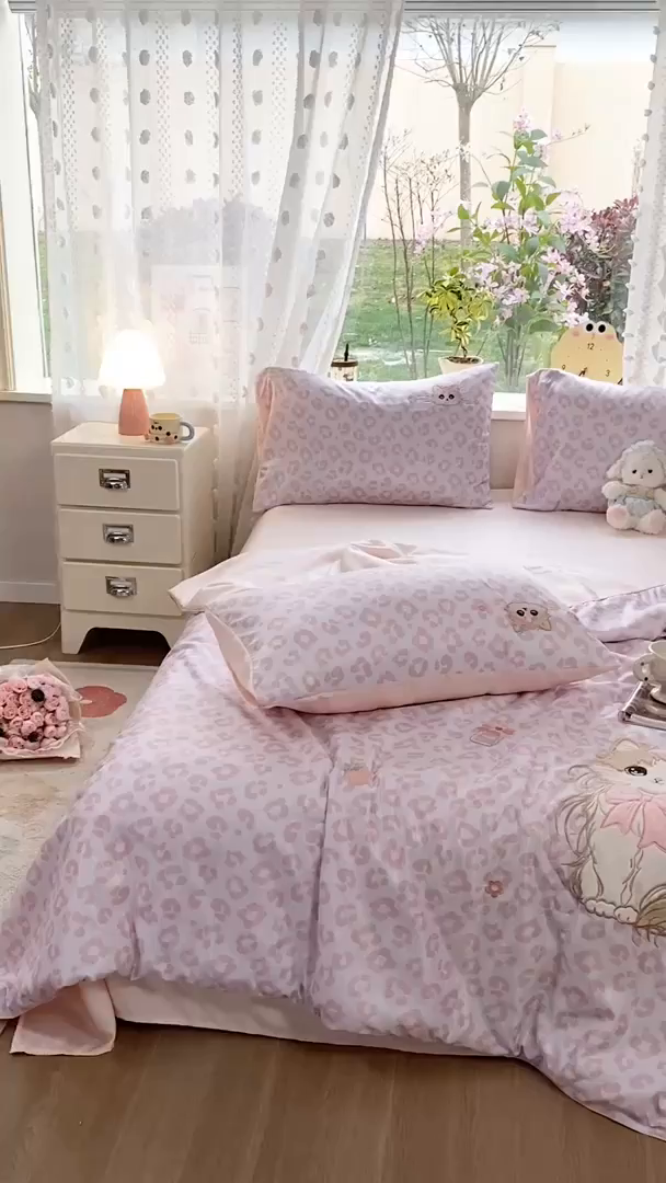 91家纺网 家纺一手货源 找家纺 优贝家纺 2026新款水洗天丝冰天丝专版贴布绣夏被四件套系列 粉色布偶猫