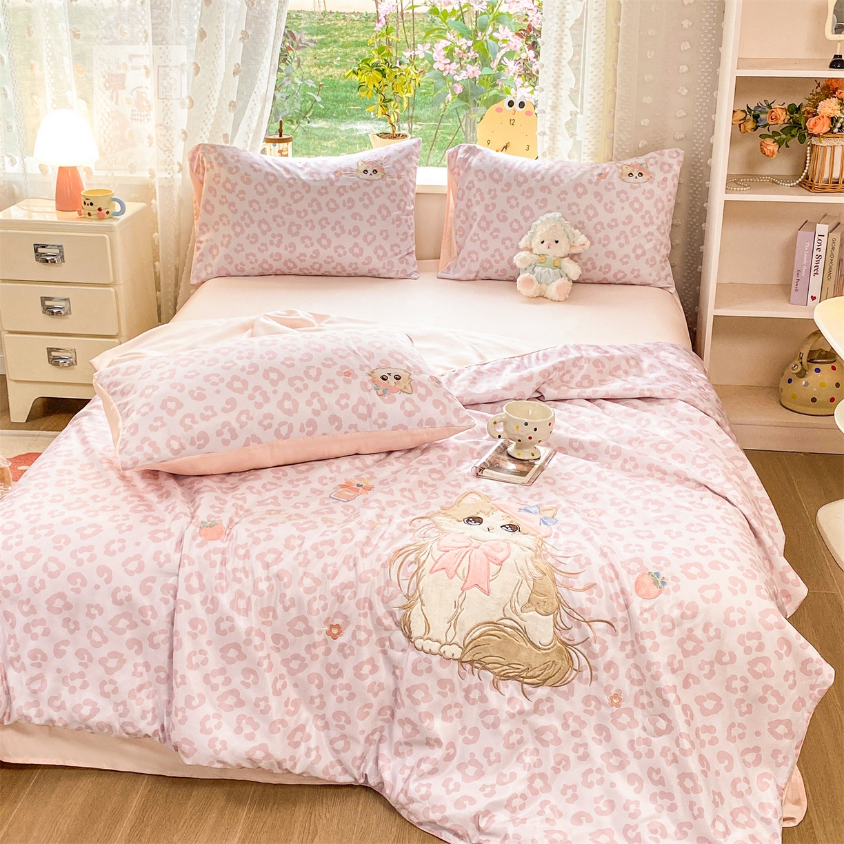 91家纺网 家纺一手货源 找家纺 优贝家纺 2026新款水洗天丝冰天丝专版贴布绣夏被四件套系列 粉色布偶猫