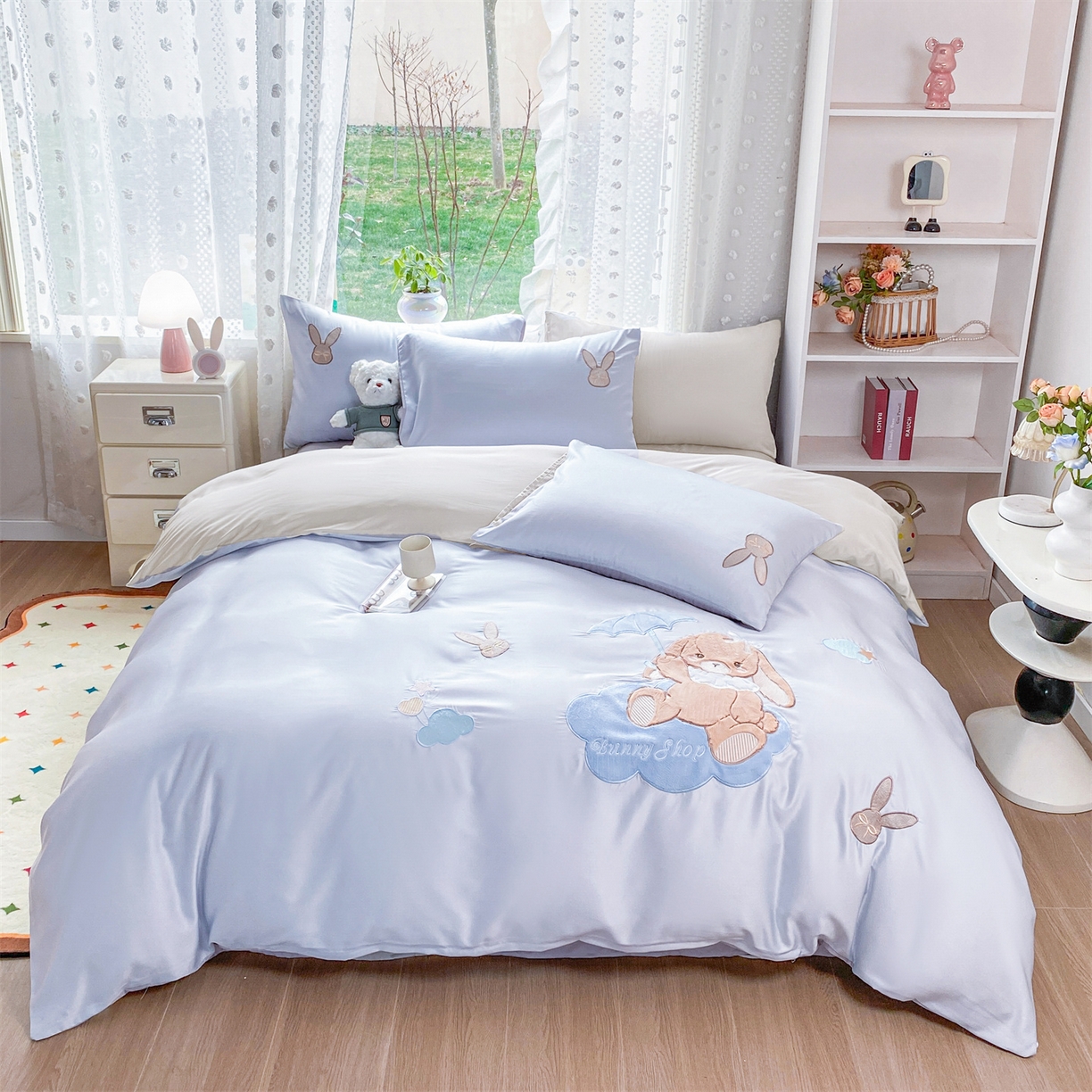 91家纺网 家纺一手货源 找家纺 绒棉世家 2026新款水洗真丝天丝专版贴布绣四件套 奶蓝兔仔