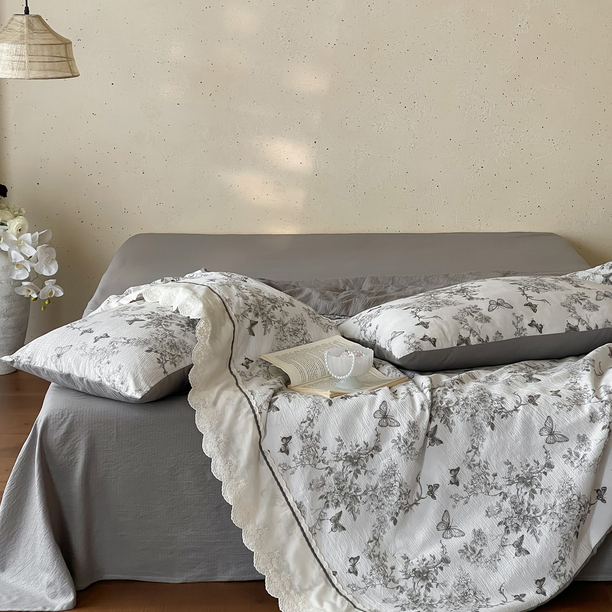 91家纺网 家纺一手货源 找家纺 一加一 2026新款花边素麻复古风大豆夏被夏凉被空调被四件套-素麻生活 花间蝶语