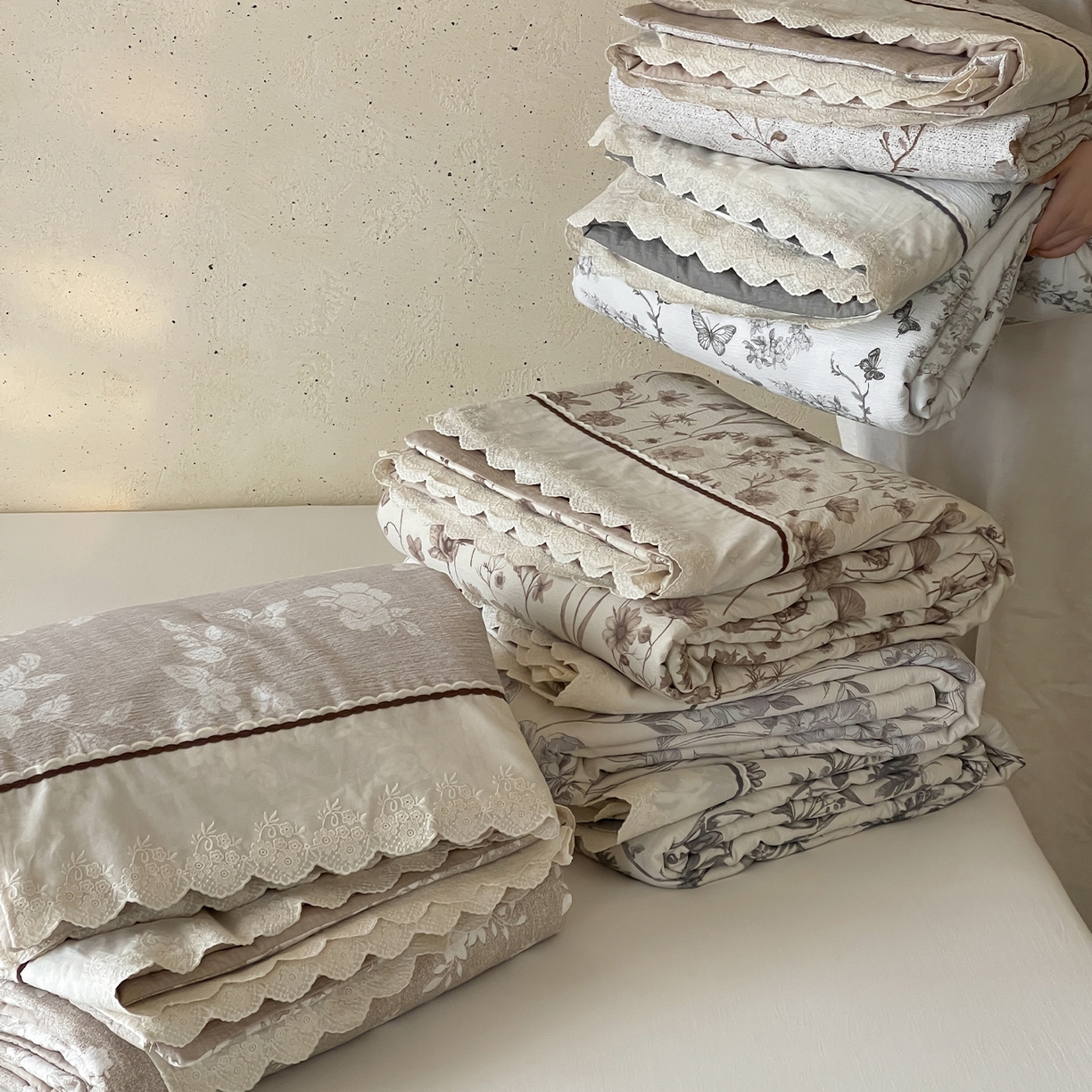 91家纺网 家纺一手货源 找家纺 一加一 2026新款花边素麻复古风大豆夏被夏凉被空调被四件套-素麻生活 组合图仅供展示不可下单