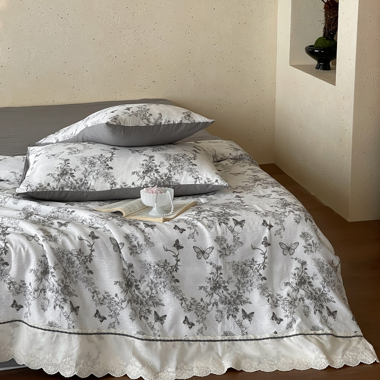 91家纺网 家纺一手货源 找家纺 一加一 2026新款花边素麻复古风大豆夏被夏凉被空调被四件套-素麻生活 花间蝶语