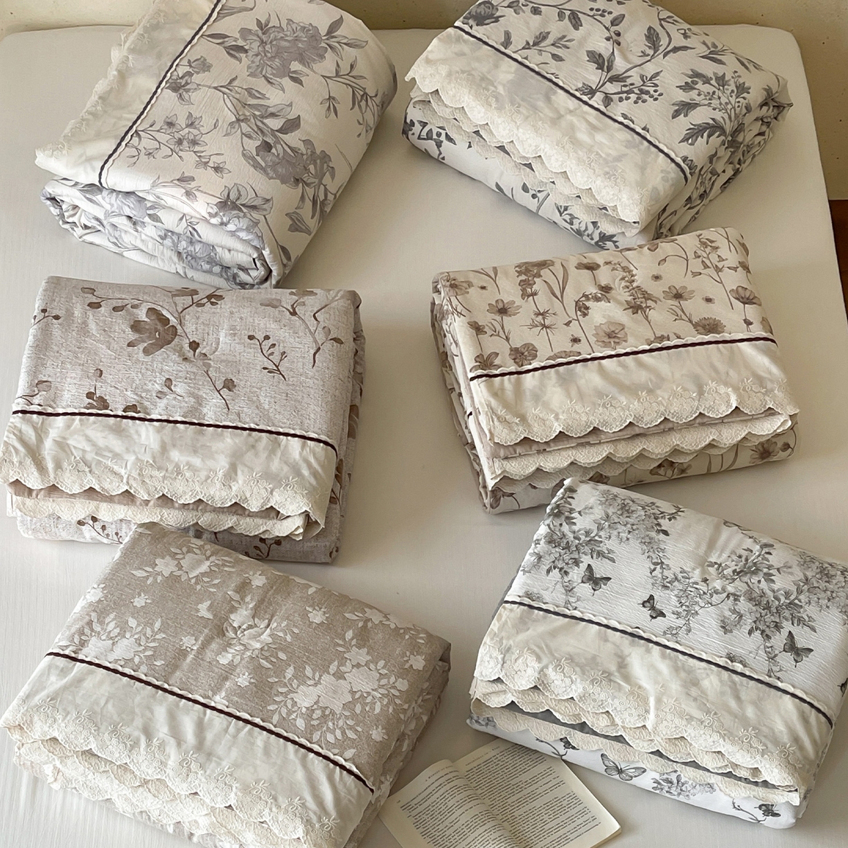 91家纺网 家纺一手货源 找家纺 一加一 2026新款花边素麻复古风大豆夏被夏凉被空调被四件套-素麻生活 组合图仅供展示不可下单