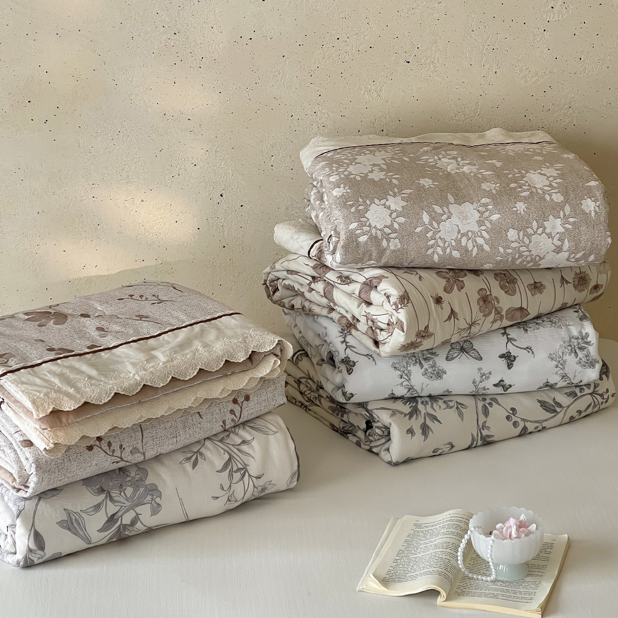 91家纺网 家纺一手货源 找家纺 一加一 2026新款花边素麻复古风大豆夏被夏凉被空调被四件套-素麻生活 组合图仅供展示不可下单